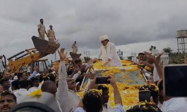 आपल्याच बालेकिल्ल्यात पहिल्यांदाच येत असल्याने त्यांचं ठिकठिकाणी स्वागत करण्यात येत आहे.