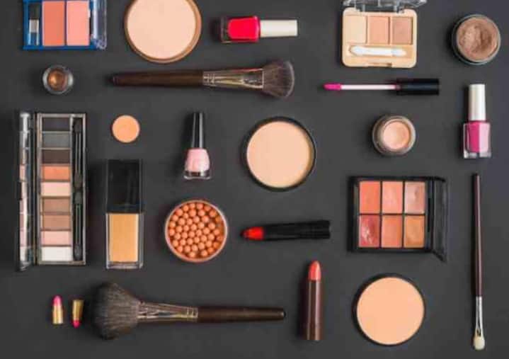 ਮੇਕਅੱਪ ਦੇ ਨਾਂ 'ਤੇ ਕੁੜੀਆਂ ਦਾ ਚਿਹਰਾ ਖਿੜ ਜਾਂਦਾ ਹੈ। ਘੱਟ ਜਾਂ ਘੱਟ ਕੁੜੀਆਂ ਮੇਕਅੱਪ ਕਰਨ ਦੀਆਂ ਸ਼ੌਕੀਨ ਹੁੰਦੀਆਂ ਹਨ। ਇਸ ਲਈ, ਜੇਕਰ ਤੁਹਾਨੂੰ ਕੋਈ ਤੋਹਫ਼ਾ ਸਮਝ ਨਹੀਂ ਆਉਂਦਾ, ਤਾਂ ਤੁਸੀਂ ਮੇਕਅਪ ਕਿੱਟ ਦੇ ਸਕਦੇ ਹੋ। ਉਨ੍ਹਾਂ ਨੂੰ ਇਹ ਬਹੁਤ ਪਸੰਦ ਆਵੇਗਾ।