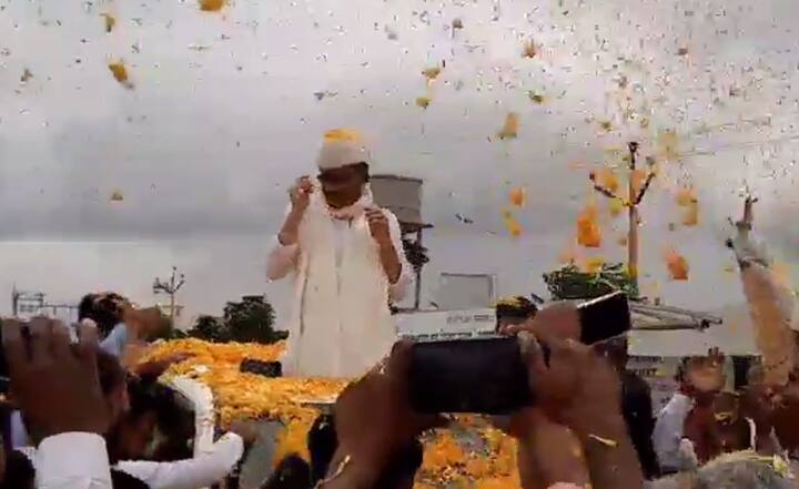 अजित पवारांनी हात जोडून कार्यकर्त्यांचे आभार मानले.