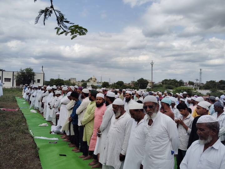 आडूळ गावातील खुल्या मैदानात असलेल्या ईदगाहवर ही नमाज अदा करण्यात आली.