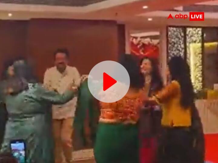 Minister of State SP Singh Baghel Danced with wife in Agra on Hariyali Teej 2023 video viral ANN Watch: 'जीजा तू काला मैं...', केंद्रीय मंत्री एसपी सिंह बघेल का पत्नी के साथ डांस, वीडियो वायरल