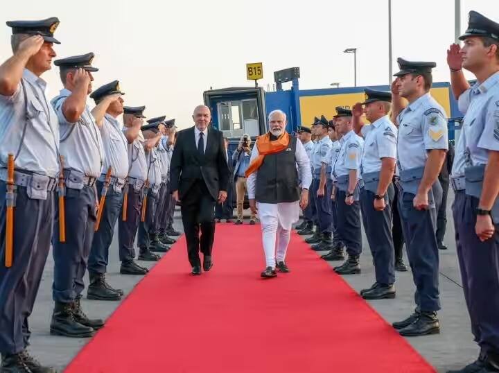 PM narendra modi arrives in Bengaluru ISRO's Chandrayaan team's appreciation ceremony today marathi news PM Narendra Modi : दक्षिण आफ्रिका आणि ग्रीस दौरा आटोपून पंतप्रधान बेंगळुरूमध्ये दाखल; आज इस्रोच्या चांद्रयान टीमचा कौतुक सोहळा; पाहा व्हिडीओ