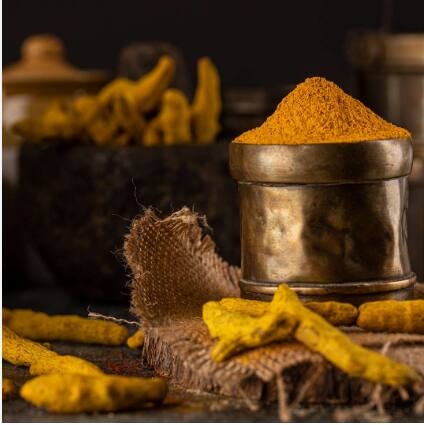 उलट्या आणि लूज मोशन ही समस्या असू शकते. हळदीचा वापर एका  मर्यादेपर्यंतच करावा, अन्यथा तुमच्यासाठी मोठी समस्या होऊ शकते. त्याच  वेळी, ते आपल्या शरीरासाठी धोकादायक देखील असू शकते. हळदीचा  जास्त वापर केल्याने तुमच्या पचनामध्ये समस्या निर्माण होऊ शकतात.  त्यामुळे उलट्या आणि लूज मोशन होऊ शकते. हळदीच्या अतिवापराने  तुम्ही रोगापासून दूर जाणार नाही तर त्याकडे जाल.