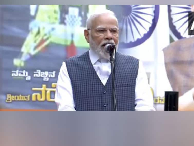 Prime Minister Narendra Modi personally meet Isro scientists who were behind the success of Chandrayaan-3 in Bengaluru జై విజ్ఞాన్‌, జై అనుసంధాన్- ఇస్రో శాస్త్రవేత్తలతో భేటీ సందర్భంగా బెంగళూరులో ప్రధానమంత్రి నినాదం