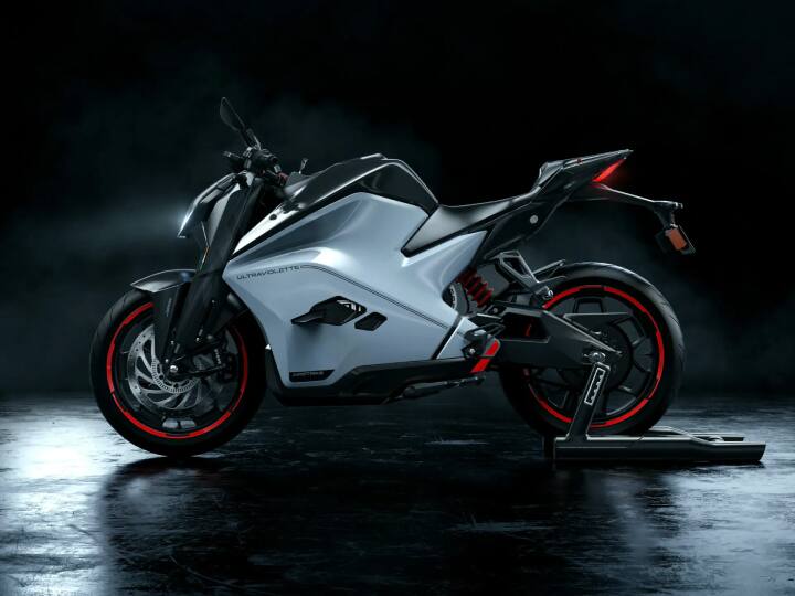 इस लिस्ट में पहली इलेक्ट्रिक बाइक अल्ट्रावॉयलेट एफ77 है. इसमें 10.3 kWh का बैटरी पैक मिलता है. इस बाइक की रेंज 307 किमी तक की है और टॉप स्पीड 152 किमी/घंटा है. इसे चार्ज होने में 5 घंटे का समय लगता है. इसकी कीमत 3.8 लाख रुपए एक्स-शोरूम से शुरू होती है.