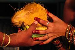 Hindu Ritual:શું આપ જાણો છો કે, હિન્દુ ઘર્મમાં મહિલા કેમ નથી ફોડતી નારિયેળ, આ છે તેની પાછળનું ખાસ કારણ