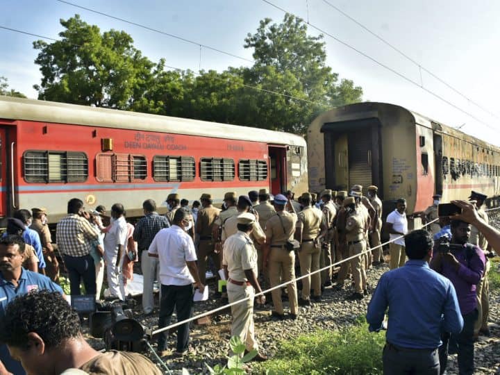 Tamil Nadu Madurai Station: तमिलनाडु के मदुरै स्टेशन पर एक ट्रेन के एक कोच में आग लग गई. हादसे में 10 लोगों की मौत हो गई.