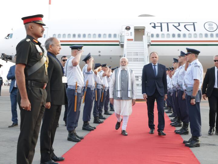 वह दक्षिण अफ्रीका से यहां यूनान की राजधानी पहुंचे. दक्षिण अफ्रीका में उन्होंने 15वें ब्रिक्स शिखर सम्मेलन में भाग लिया और विश्व के कई नेताओं के साथ द्विपक्षीय बैठकें कीं, ताकि उनके देशों के साथ भारत के संबंधों को और मजबूत बनाया जा सके. यूनान के विदेश मंत्री जॉर्ज गेरापेट्रिटिस ने हवाई अड्डे पर गर्मजोशी से प्रधानमंत्री मोदी का स्वागत किया.