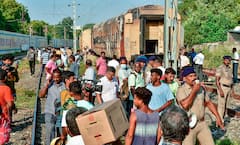 চোখের সামনে ঝলসে মৃত্যু ১০ জনের ! কিন্তু বাকিরা জানেন না বেরোনোর চাবি কোথায়! কী ঘটেছিল মাদুরাইয়ের ট্রেনে?