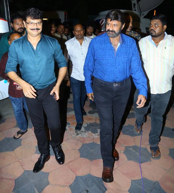 బాలకృష్ణను వేదిక వద్దకు తీసుకు వస్తున్న బోయపాటి శ్రీను 