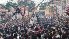 Ajit Pawar Baramati : लेट पण थेट! अजित पवारांसाठी कार्यकर्ता बनला 'बॅटमॅन'; हार घालण्यासाठी क्रेनला लटकला...