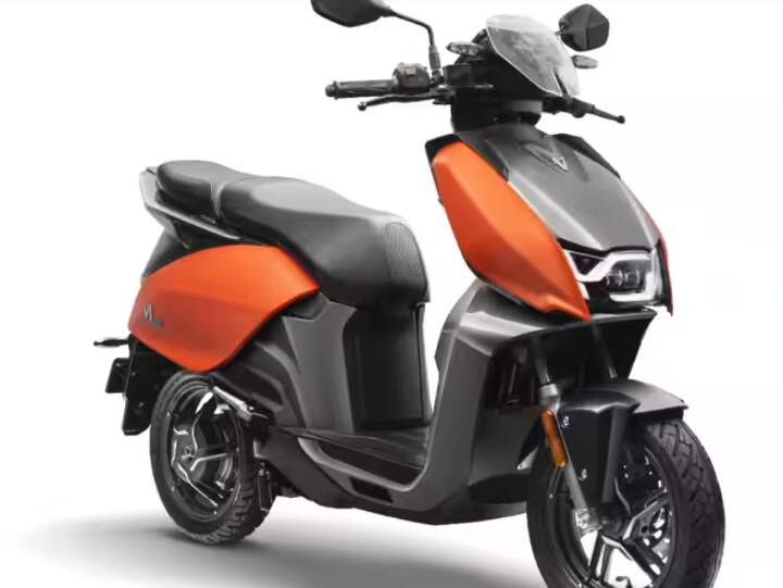 ਅਗਲਾ ਇਲੈਕਟ੍ਰਿਕ ਸਕੂਟਰ Hero Vida V1 Pro ਹੈ। 394 kWh ਬੈਟਰੀ ਪੈਕ ਦੁਆਰਾ ਸੰਚਾਲਿਤ, ਸਕੂਟਰ ਦੀ ਅਸਲ ਰੇਂਜ 110 ਕਿਲੋਮੀਟਰ ਹੈ ਅਤੇ ਕਿਲੋਮੀਟਰ ਪ੍ਰਤੀ ਘੰਟਾ ਦੀ ਚੋਟੀ ਦੀ ਸਪੀਡ ਹੈ। ਇਹ ਸਕੂਟਰ 32 ਸੈਕਿੰਡ 'ਚ 0-40 km/h ਦੀ ਰਫਤਾਰ ਫੜ ਲੈਂਦਾ ਹੈ। ਇਸ ਇਲੈਕਟ੍ਰਿਕ ਸਕੂਟਰ ਦੀ ਐਕਸ-ਸ਼ੋਰੂਮ ਕੀਮਤ 1.26 ਲੱਖ ਰੁਪਏ ਹੈ।