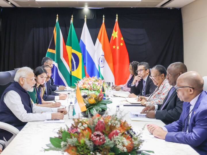 प्रधानमंत्री नरेंद्र मोदी ने ब्रिक्स शिखर सम्मेलन में हिस्सा लेने के लिए दक्षिण अफ्रीका की राजधानी जोहान्सबर्ग गये थे. इस दौरान उन्होंने दक्षिण अफ्रीका के राष्ट्रपति के साथ द्विपक्षीय बैठक की. दोनों नेताओं ने व्यापार और निवेश, ऊर्जा, संपर्क और आतंकवाद विरोधी क्षेत्रों सहित द्विपक्षीय संबंधों की समीक्षा की.