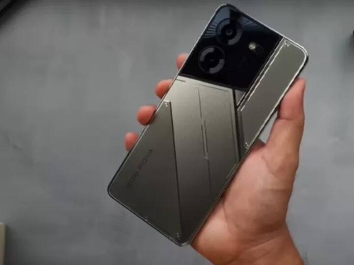 इस फोन में मीडियाटेक हेलियो G99 चिपसेट, 8GB रैम और 128GB इंटरनल स्टोरेज मिलता है. स्मार्टफोन में 45W फास्ट चार्जिंग सपोर्ट के साथ 6,000mAh की बड़ी बैटरी दी गई है जो एक घंटे में पूरी तरह चार्ज हो जाती है.