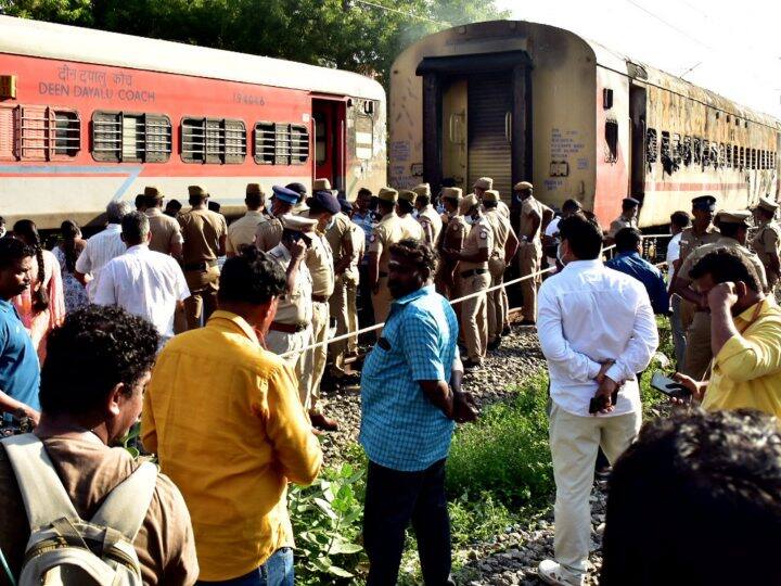 तमिलनाडु के मदुरै रेलवे स्टेशन पर एक खड़ी ट्रेन के डिब्बे में शनिवार तड़के आग लगने से कम से कम 10 यात्रियों की मौत हो गई. दक्षिणी रेलवे ने डिब्बे में अवैध रूप से ले जाए गए ‘गैस सिलेंडर’ को हादसे की वजह बताया है.