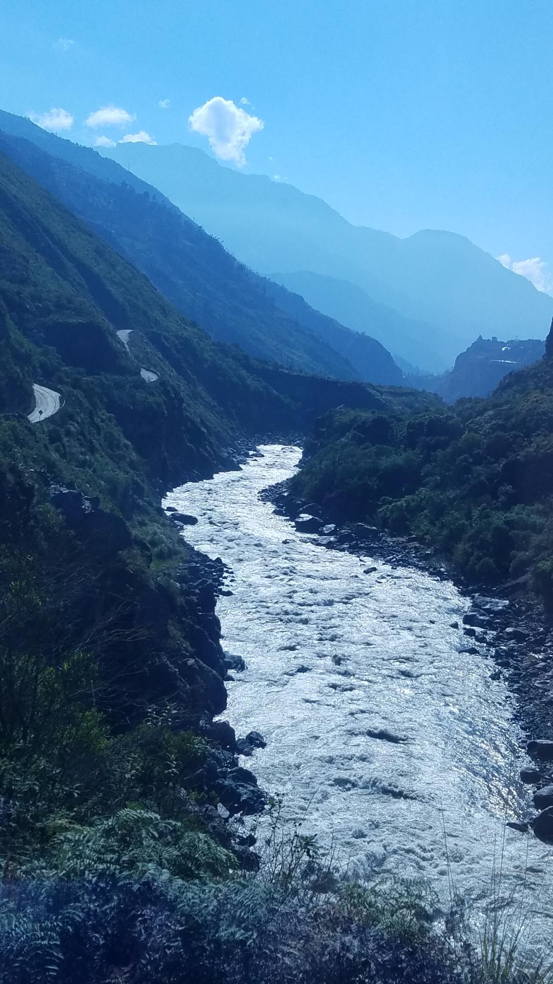 एक ऐसी नदी है जो इन देशों के बीच प्राकृतिक