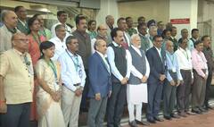 PM Meets ISRO Scientists : पंतप्रधान मोदींनी घेतली इस्रोच्या शास्त्रज्ञांची भेट! पाठीवर शाबासकीची थाप देत म्हणाले...