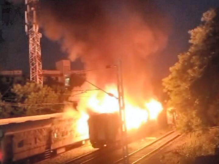 आग लगने की भनक मिलते ही कई यात्री कोच से बाहर निकल गए. कुछ यात्री प्लेटफार्म पर उतर गए. विज्ञप्ति के अनुसार, डिब्बे में सवार यात्रियों ने 17 अगस्त को लखनऊ से यात्रा शुरू की थी.