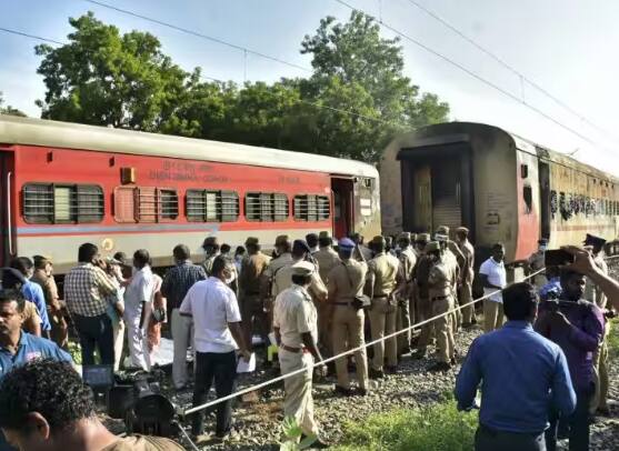 Tamil Nadu Madurai Station: ਤਾਮਿਲਨਾਡੂ ਦੇ ਮਦੁਰਾਈ ਸਟੇਸ਼ਨ 'ਤੇ ਰੇਲ ਗੱਡੀ ਦੇ ਡੱਬੇ ਨੂੰ ਅੱਗ ਲੱਗ ਗਈ। ਇਸ ਹਾਦਸੇ 'ਚ 10 ਲੋਕਾਂ ਦੀ ਮੌਤ ਹੋ ਗਈ।