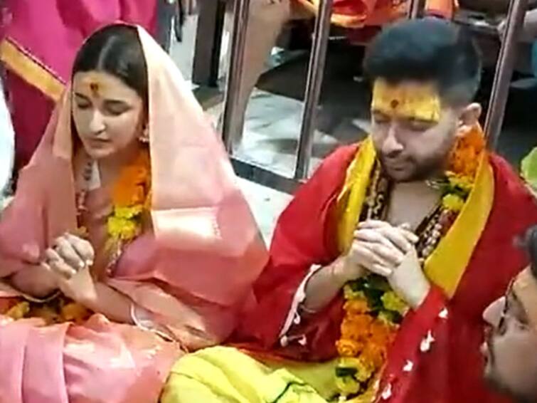 AAP MP Raghav Chadha Parineeti Chopra Offer Prayers at Mahakal Temple in Ujjain Watch: উজ্জয়িনীর মহাকাল মন্দিরে পুজো দিলেন পরিণীতি-রাঘব, ভাইরাল ভিডিও