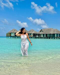 Aishwarya Sharma photos: માલદિવમાં પતિ સાથે રોમેન્ટિક થઈ ઐશ્વર્યા શર્મા, જુઓ સ્ટનિંગ તસવીરો