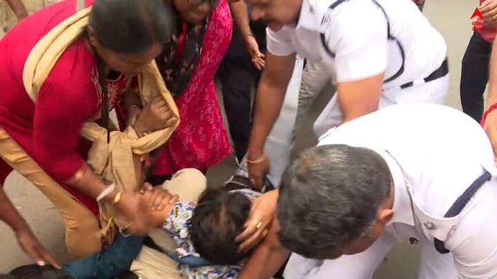 এরপরেই বিক্ষোভকারীদের সঙ্গে পুলিশের ধস্তাধস্তি শুরু হয় বলে শেষ পর্যন্ত পাওয়া খবরে জানা গিয়েছে।