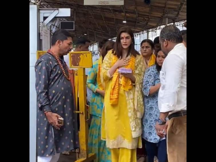 Kriti Sanon Seeks Blessings At Siddhivinayak Temple Post Her 69th National Film Awards' Win For Mimi Kriti Sanon Seeks Blessings At Siddhivinayak Temple Post Her National Film Awards' Win