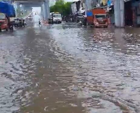 Mumbai Rain : काही दिवसांच्या विश्रांतीनंतर मुंबईत जोरदार पावसाला सुरुवात, कुर्ला CST रोडवर साचलं पाणी