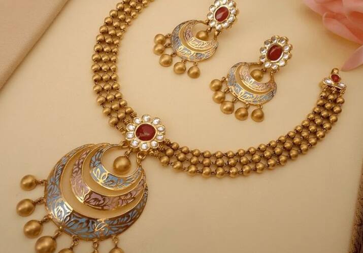 ਕੁੜੀਆਂ ਨੂੰ ਗਹਿਣੇ ਪਾਉਣਾ ਬਹੁਤ ਪਸੰਦ ਹੁੰਦਾ ਹੈ। ਇਸ ਦੇ ਨਾਲ ਹੀ ਵਿਆਹ ਤੋਂ ਬਾਅਦ ਕਿਤੇ ਨਾ ਕਿਤੇ ਕੰਮ ਆਉਂਦਾ ਹੈ। ਇਸ ਲਈ ਤੁਸੀਂ ਆਪਣੀ ਭੈਣ ਨੂੰ ਸੋਨੇ ਜਾਂ ਹੀਰੇ ਦਾ ਸੈੱਟ ਗਿਫਟ ਕਰ ਸਕਦੇ ਹੋ। ਇਸ 'ਚ ਰਿੰਗਸ, ਈਅਰਰਿੰਗਸ ਆਦਿ ਵਧੀਆ ਵਿਕਲਪ ਹਨ।