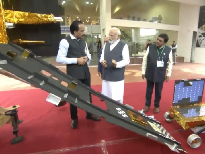 S Somnath, chairman of ISRO, explains the functioning Moon lander and Chandrayaan-3 mission to Prime Minister Narendra Modi. (Source: Youtube/BharatiyaJantaParty)