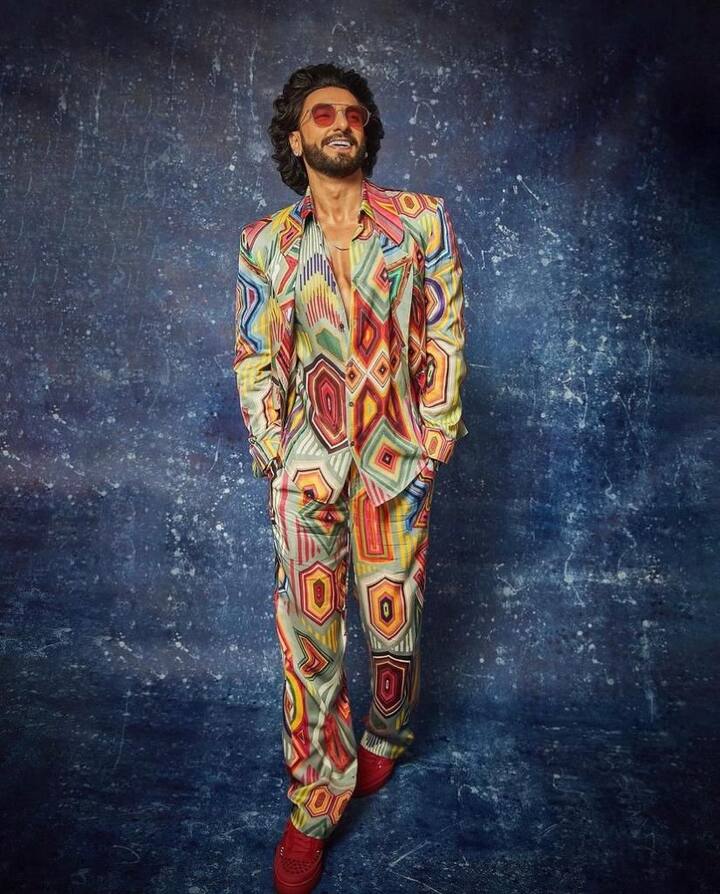 Multicolur jingle: Just the way he is, Ranveer wore this Multicolor jacket that is cool, and funky at the same time. Most attractive is the red shade which adds up more to his unbeatable swag.