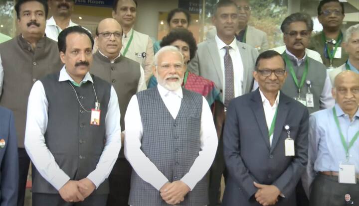 चांद्रयान-3 च्या मोहिमेसाठी मोलाचं योगदान देणाऱ्या वैज्ञानिकांना भेटण्यासाठी पंतप्रधान नरेंद्र मोदी शनिवारी बेंगळुरूमधील इस्रोच्या कमांड सेंटरमध्ये पोहोचले. त्यांनी शास्त्रज्ञांची भेट घेतली. (PC:PTI )
