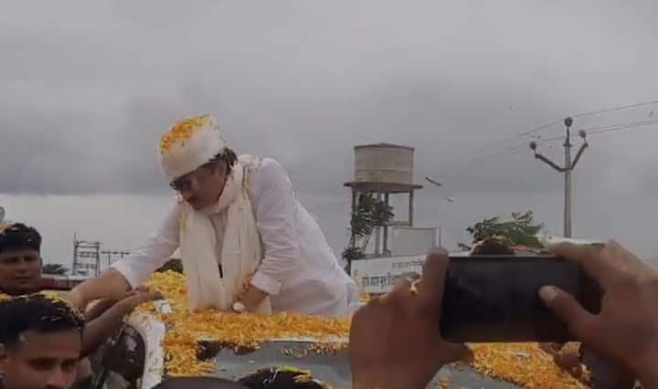 कार्यकर्त्यांनी मोठी गर्दी केली आहे.