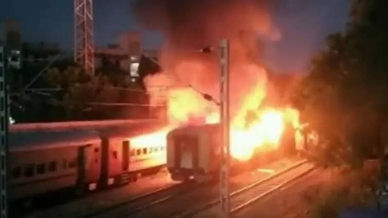 tamil nadu train fire train accident in tamil nadu fierce fire in-coach at madurai station Train Accident : ચાલતી ટ્રેનમાં ભયંકર દુર્ઘટના, એક સાથે 9 લોકો જીવતા ભૂંજાયા,  20થી વધુ ઘાયલ, જાણો અપડેટ્સ