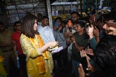 In Photos: નેશનલ એવોર્ડ મળ્યા બાદ કૃતિ સેનને સિદ્ધિ વિનાયકના કર્યા દર્શન, ગરીબ બાળકોને કર્યુ મીઠાઈ વિતરણ