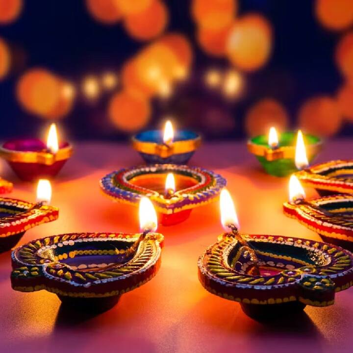 ਤੁਲਸੀ ਦੇ ਪੌਦੇ ਨੂੰ ਦੇਵੀ ਲਕਸ਼ਮੀ ਨਾਲ ਜੋੜਿਆ ਜਾਂਦਾ ਹੈ ਤਾਂ ਇਸ ਦੇ ਨੇੜ੍ਹੇ ਦੀਵੇ ਜਗਾਓ। ਜੇਕਰ ਤੁਹਾਡੇ ਕੋਲ ਤੁਲਸੀ ਦਾ ਪੌਦਾ ਨਹੀਂ ਹੈ, ਤਾਂ ਇਸ ਨੂੰ ਆਪਣੀ ਰਸੋਈ 'ਚ ਜਗਾਓ।