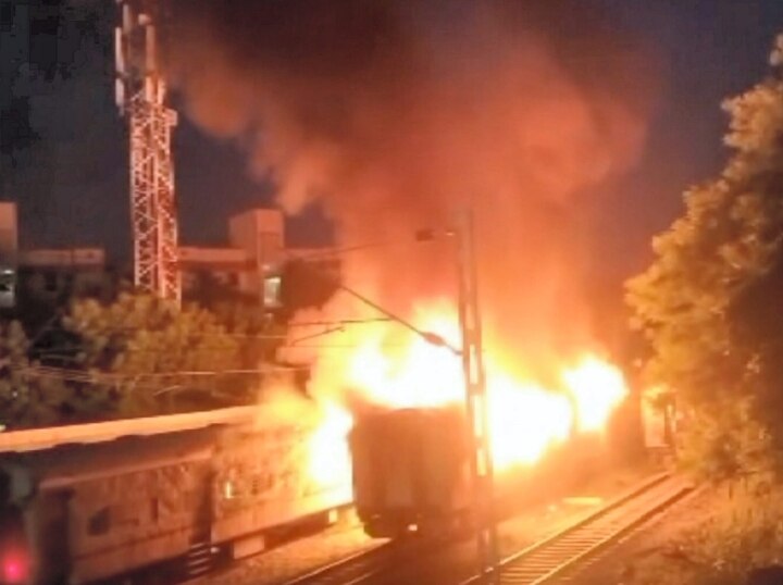 Tamil Nadu Train Fire: 'हम सो रहे थे, अचानक आग-आग की आवाजें आने लगीं और फिर...', मदुरै ट्रेन हादसे के घायलों ने सुनाई आपबीती