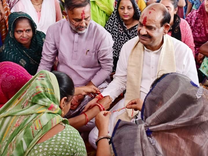 Thousands of women tied Rakhi to Lok Sabha Speaker Om Birla before Raksha Bandhan in Kota Rajasthan ANN Rajasthan News: लोकसभा अध्यक्ष ओम बिरला को राखी बांधने की मची होड, रक्षा बंधन से पहले पहुंचीं हजारों महिलाएं
