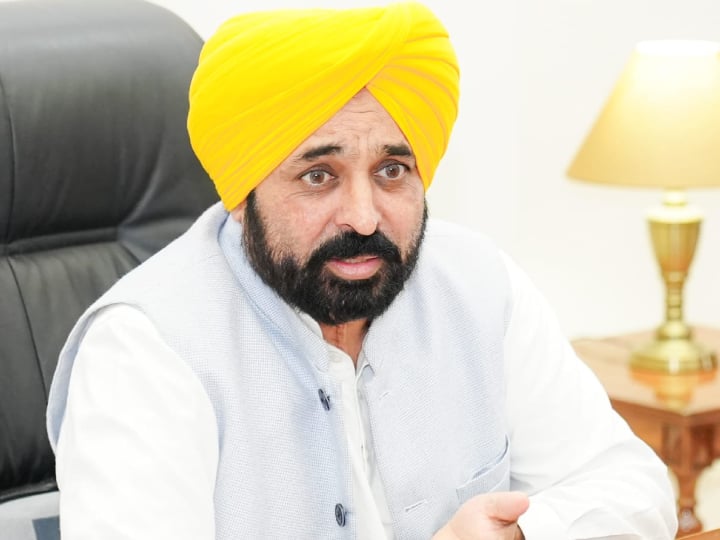 CM Bhagwant Mann has hit back at Banwarilal Purohit for threatening to impose President's rule in Punjab Punjab Politics: पंजाब गवर्नर को भगवंत मान की दो टूक, बोले- 'राजस्थान जाकर BJP का सीएम चेहरे बनें और...'