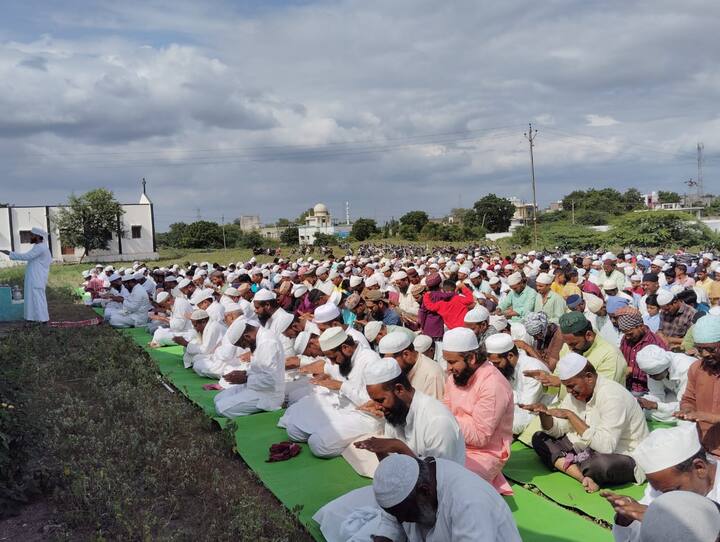यामुळे पैठणच्या आडूळ गावात मुस्लिम बांधवांनी जोरदार पाऊस पडावा यासाठी ईदगाह मैदानावर विशेष नमाज अदा करत अल्लाहकडे पावसासाठी साकडे घातले.