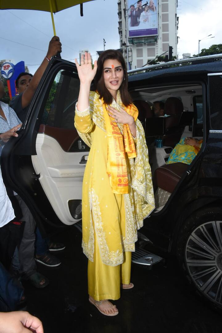 આ ઉપરાંત તેણે ફોટોગ્રાફરોને આકર્ષક પોઝ પણ આપ્યા હતા.