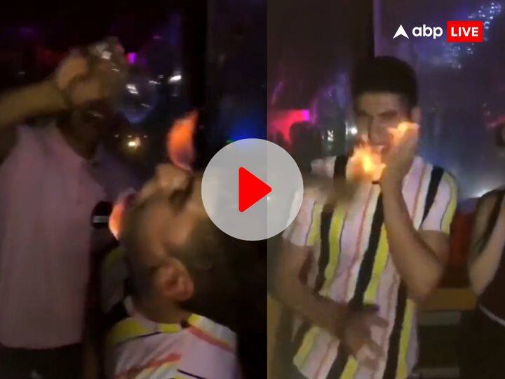 Man face on fire due to drink Fire shot alcohol video viral on social media फायर शॉट शराब पीने के चक्कर में शख्स के फेस पर लगी आग, गले से उठने लगी तेज लपटें- Funny Video