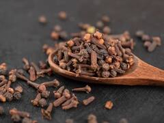 रात में दो लौंग खाने से कोसों दूर रहेंगी ये खतरनाक बीमारियां, सेहत को मिलेंगे कई जबरदस्त फायदे