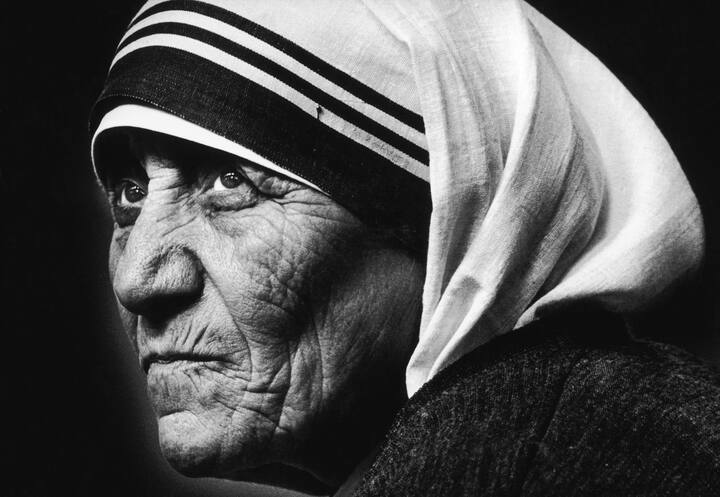 Mother Teresa Birthday Anniversary : कुष्ठरोगी आणि अनाथांची सेवा करणाऱ्या मदर टेरेसा यांनी केलेल्या कार्याची दखल घेऊन त्यांना 25 जानेवारी 1980 रोजी भारतरत्न पुरस्काराने सन्मानित करण्यात आलं.