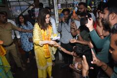 In Photos: નેશનલ એવોર્ડ મળ્યા બાદ કૃતિ સેનને સિદ્ધિ વિનાયકના કર્યા દર્શન, ગરીબ બાળકોને કર્યુ મીઠાઈ વિતરણ