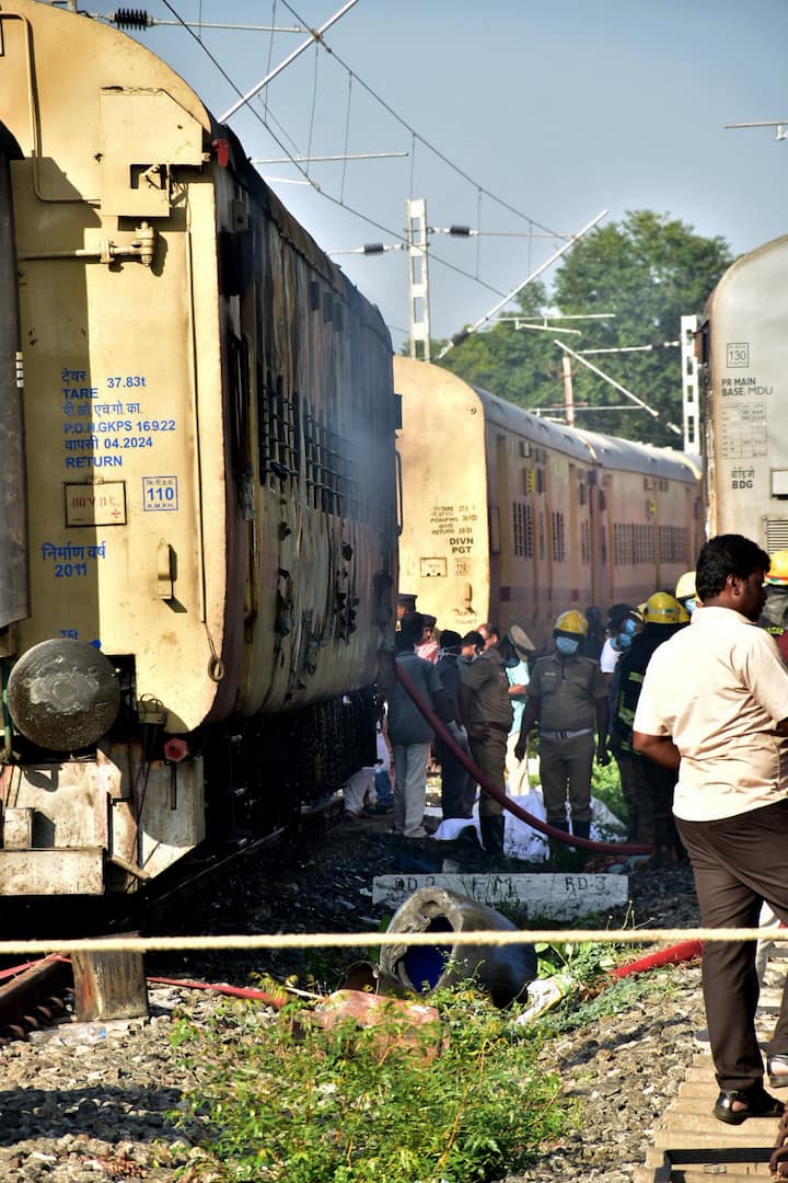 রেলের দাবি, বেআইনিভাবে এলপিজি সিলিন্ডার নিয়ে সফর করছিলেন যাত্রীরা। সিলিন্ডার ফেটে আগুন লেগে যায়।