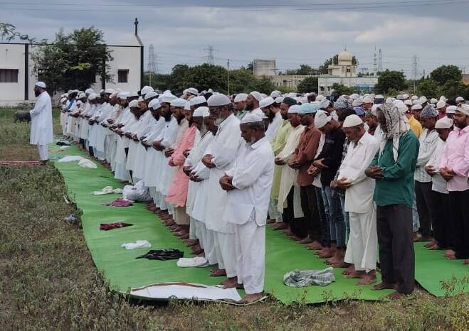 पिकांना पाणी कसे द्यायचे ? हा तर प्रश्न आहेच शिवाय पाणीटंचाईचा आणि चाराटंचाईचा सामनाही नागरिकांना करावा एकुणच वातावरण चिंताजनक असल्याने मुस्लीम बांधवांनी विशेष नमाज अदा केली.