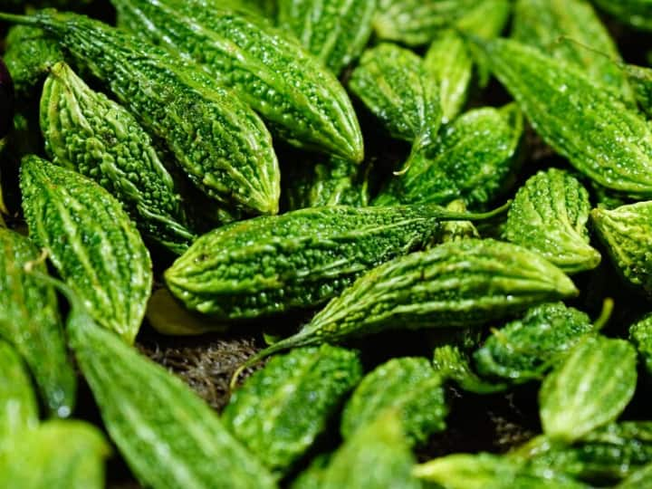 Bitter Gourd Health Benefits Eating Karela Daily Can Clean Your Body शरीर की सारी गंदगी निचोड़ लेता है करेला, रोज खाने से सेहत को मिलते हैं ये फायदे