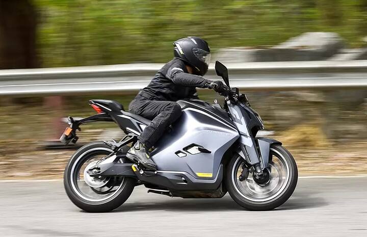 Best Range Electric Bikes: આજકાલ ભારતીય માર્કેટમાં ઓટોમોબાઇલ ફિલ્ડમાં જબરદસ્ત ઇનૉવેશન જોવા મળી રહ્યાં છે, પેટ્રૉલ, ડીઝલ, સીએનજી બાદ હવે ઇલેક્ટ્રિક ગાડીઓ અને બાઇક માર્કેટમાં આવી ગઇ છે. જો તમે તમારા માટે ઈલેક્ટ્રિક બાઈક ખરીદવાનું વિચારી રહ્યા છો, તો અમે તમને અહીં કેટલીક શાનદાર રેન્જ સાથે આવનારી ઈલેક્ટ્રિક બાઈક વિશે માહિતી આપી રહ્યાં છીએ, જે જેના વિશે જાણતાની સાથે જ તમે પણ ખરીદવાનો પ્લાન બનાવી લેશો. જુઓ....