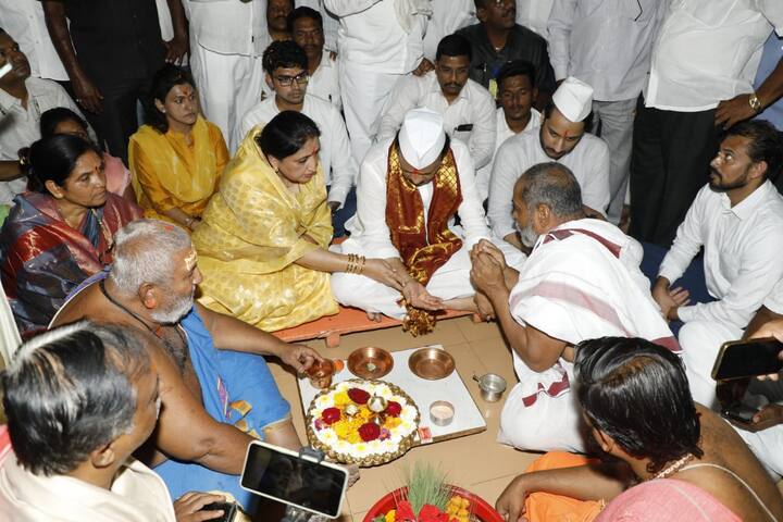 मोरगावच्या गणपतीचे दर्शन घेतल्यानंतर बारामतीकडे जाताना वाटेत अजित पवारांवर पुष्पवृष्टी केली जाणार आहे.